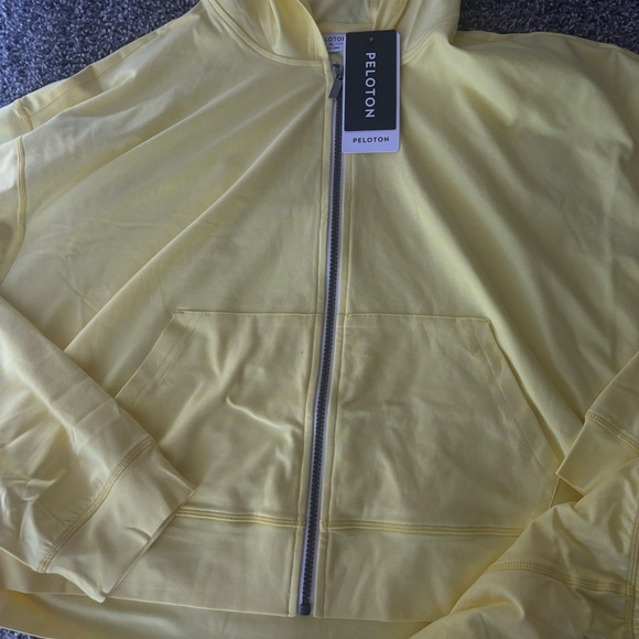 Peloton Yellow Workout Set - Picture 4 of 6